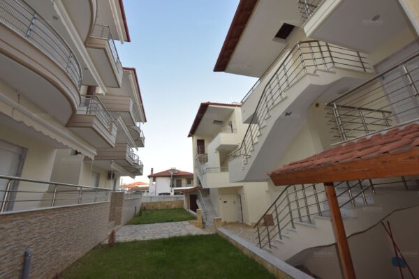 Kostas i Despina, Nea Flogita (13)