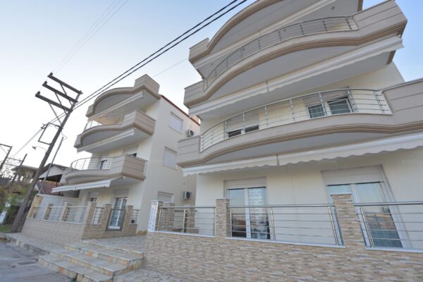 Kostas i Despina, Nea Flogita (5)