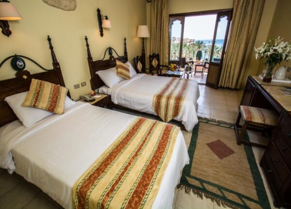 SUNNY-DAYS-EL-PALACIO-RESORT- (2)